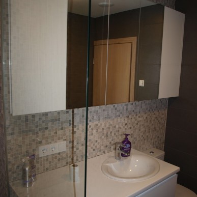 Balti vonios baldai su veidrodžiu